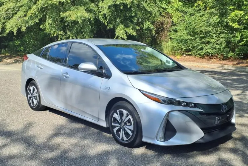 2019 Toyota Prius Prime Plus photo 1