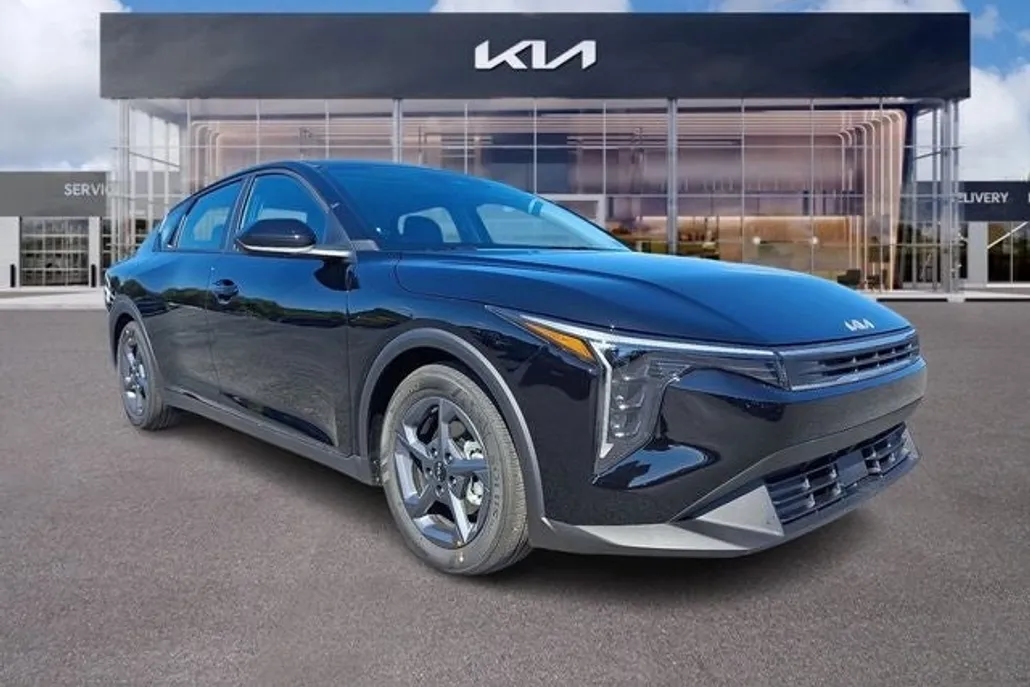 2025 Kia K4 LXS photo 1