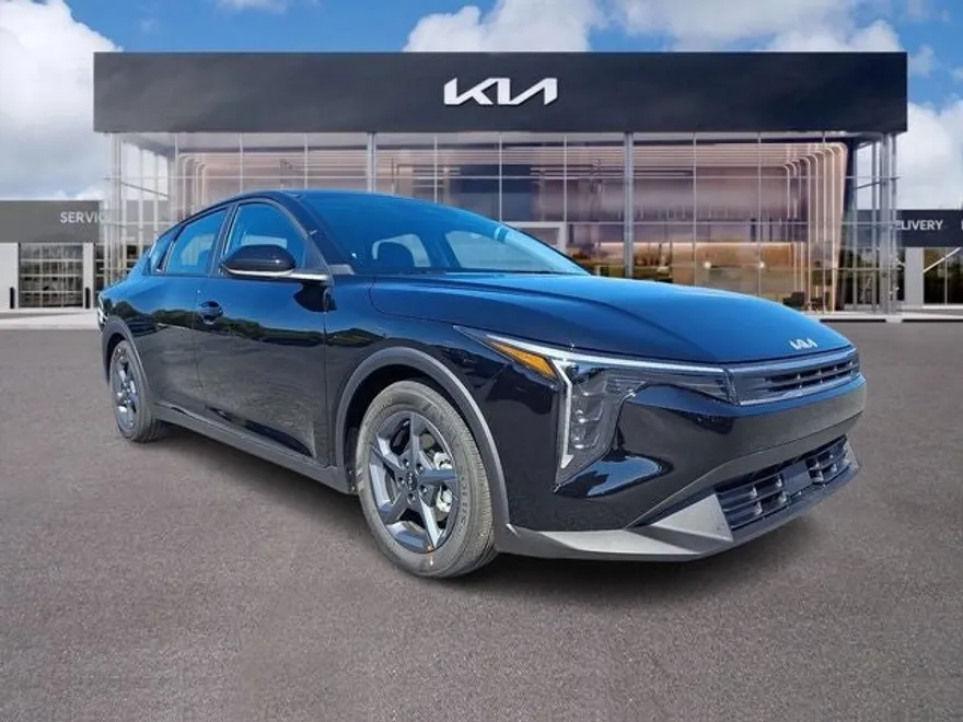 2025 Kia K4 LXS photo 1