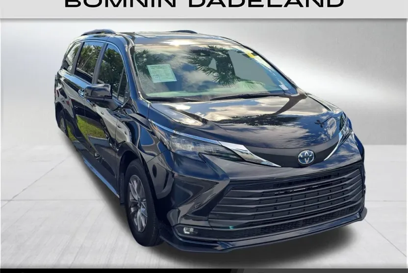 2025 Toyota Sienna XLE photo 1