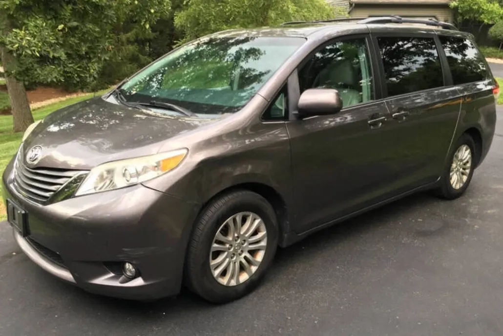 2014 Toyota Sienna XLE photo 1