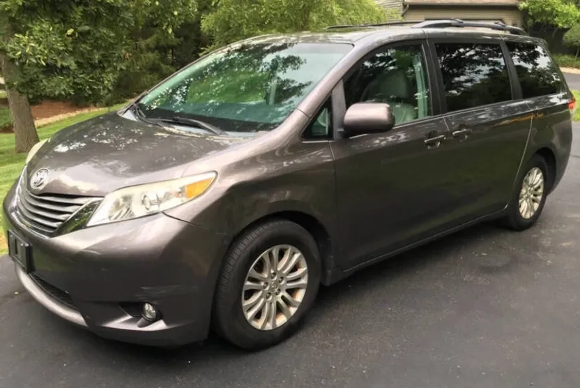 2014 Toyota Sienna XLE photo 1