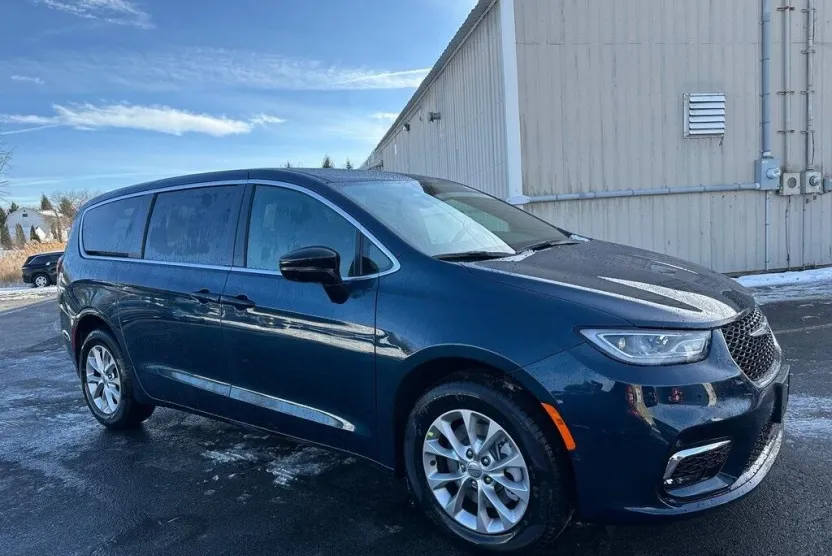 2025 Chrysler Pacifica photo 1