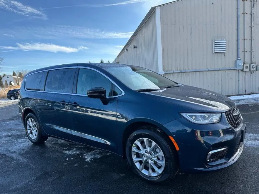 2025 Chrysler Pacifica photo 1