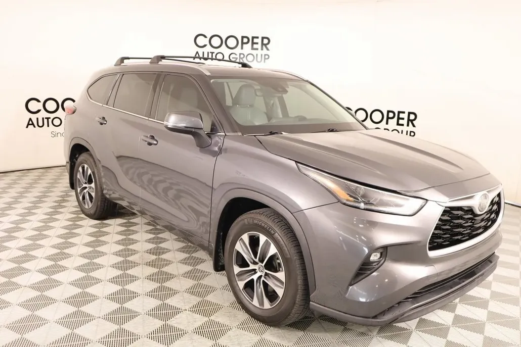 2021 Toyota Highlander XLE photo 1