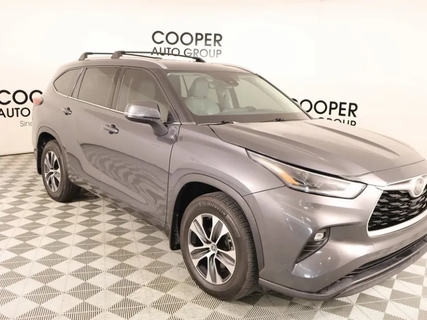 2021 Toyota Highlander XLE photo 1