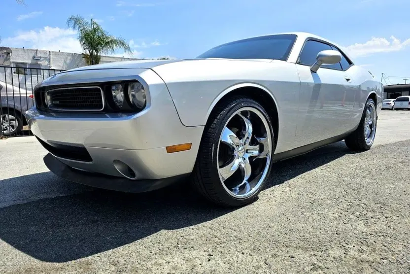 2010 Dodge Challenger SE photo 1