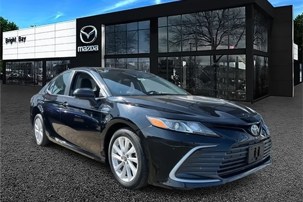 2022 Toyota Camry LE photo 1