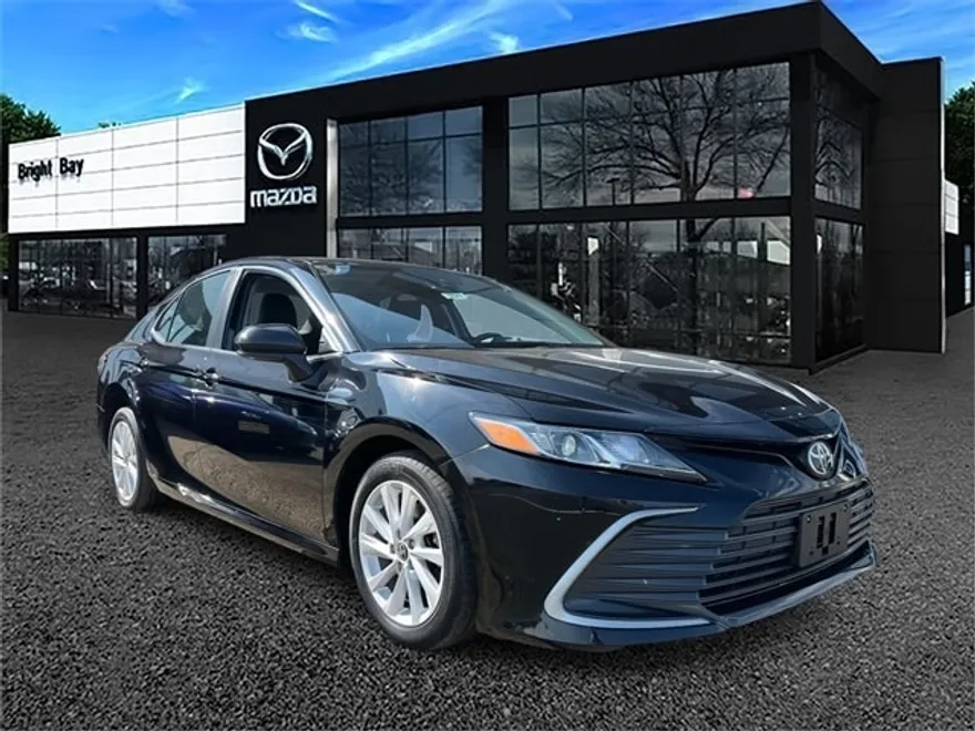 2022 Toyota Camry LE photo 1