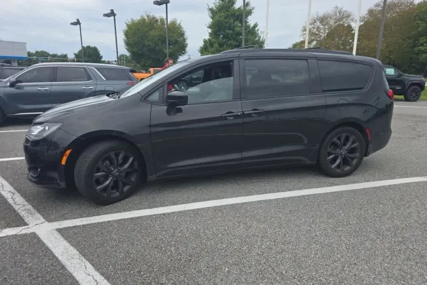 2018 Chrysler Pacifica Touring Plus photo 1