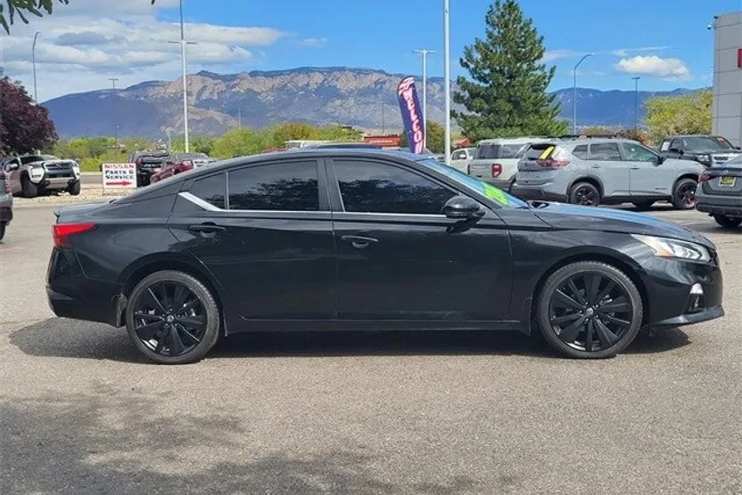 2022 Nissan Altima SR photo 1