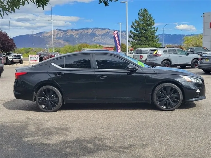2022 Nissan Altima SR photo 1