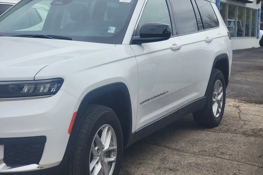 2023 Jeep Grand Cherokee Laredo photo 1