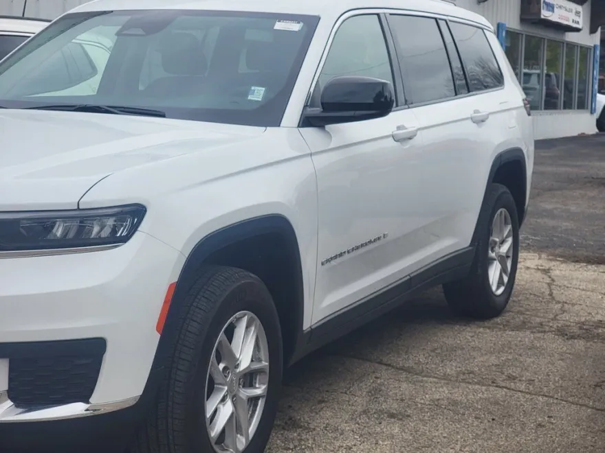 2023 Jeep Grand Cherokee Laredo photo 1