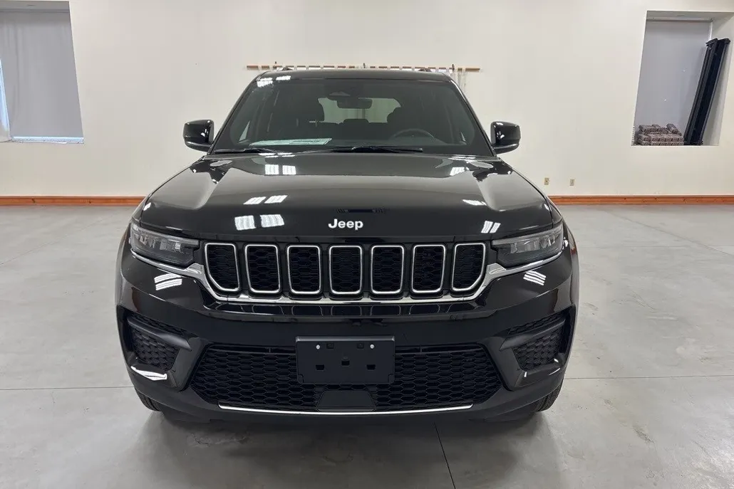 2025 Jeep Grand Cherokee Laredo photo 1
