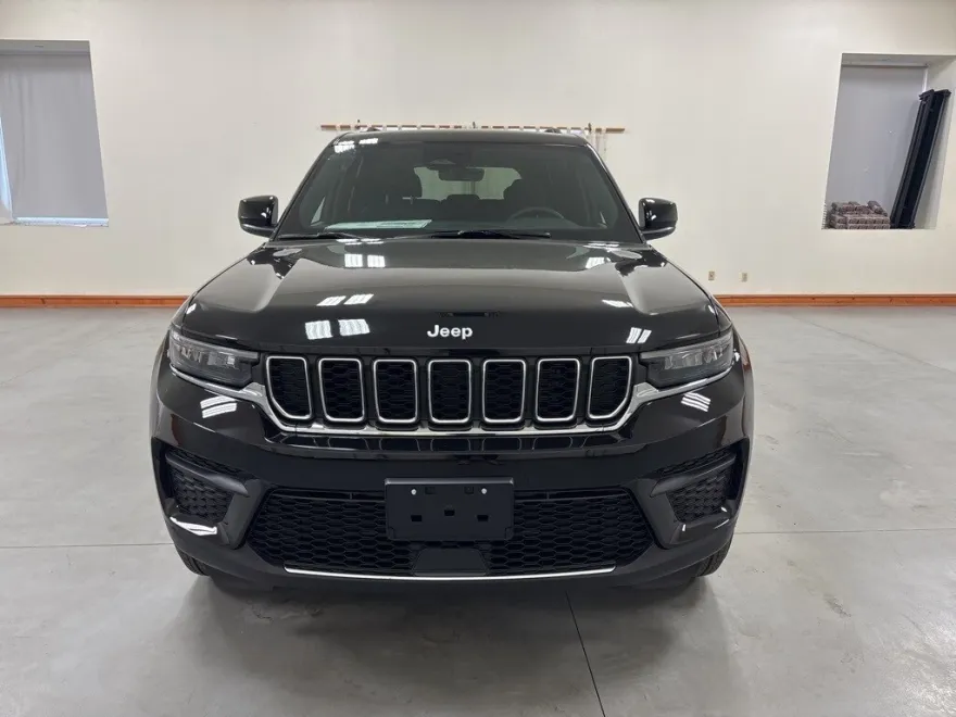 2025 Jeep Grand Cherokee Laredo photo 1