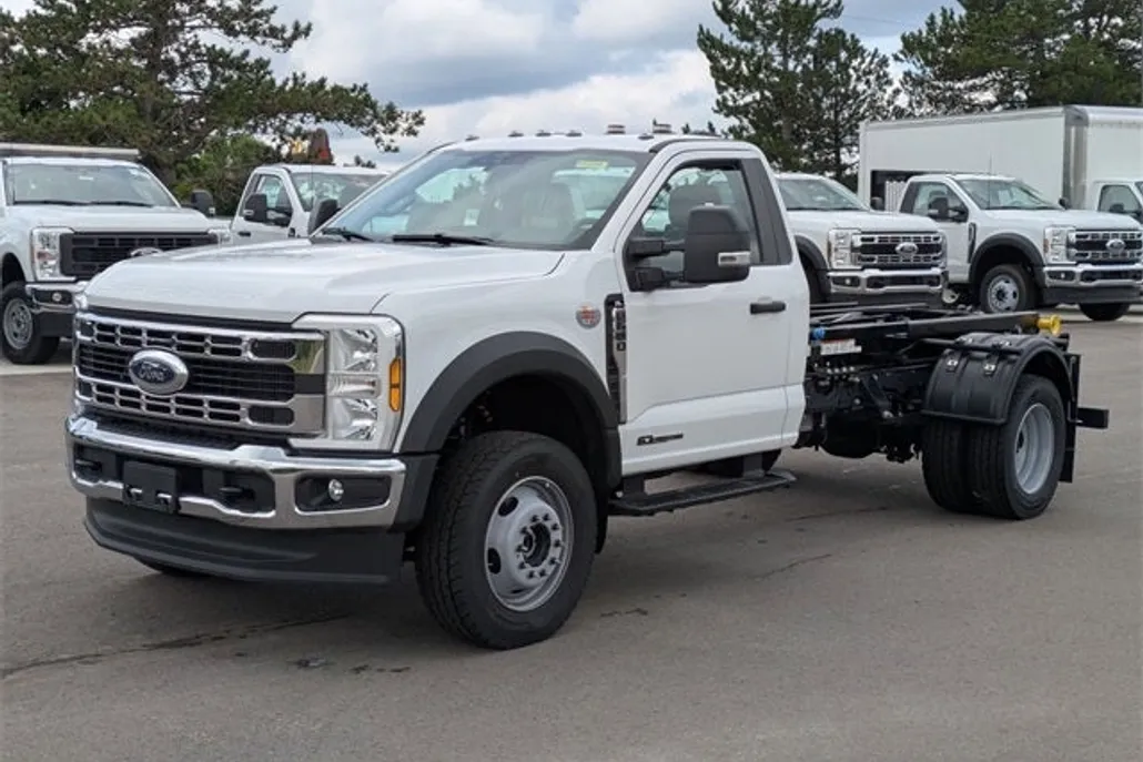 2025 Ford F-600 photo 1