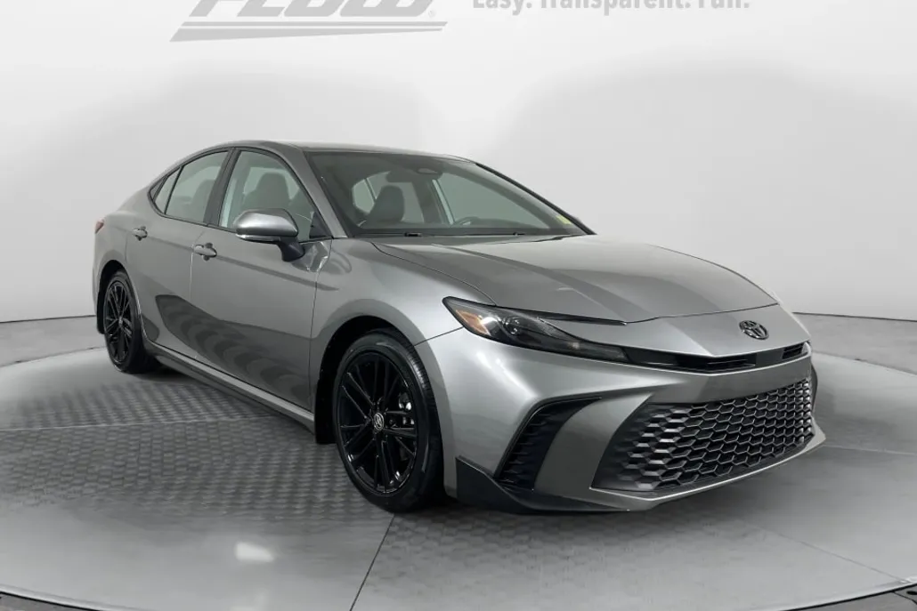 2025 Toyota Camry SE photo 1