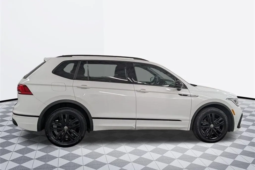 2022 Volkswagen Tiguan SE R-Line Black photo 1