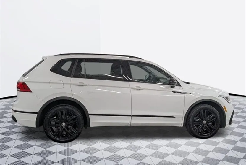 2022 Volkswagen Tiguan SE R-Line Black photo 1