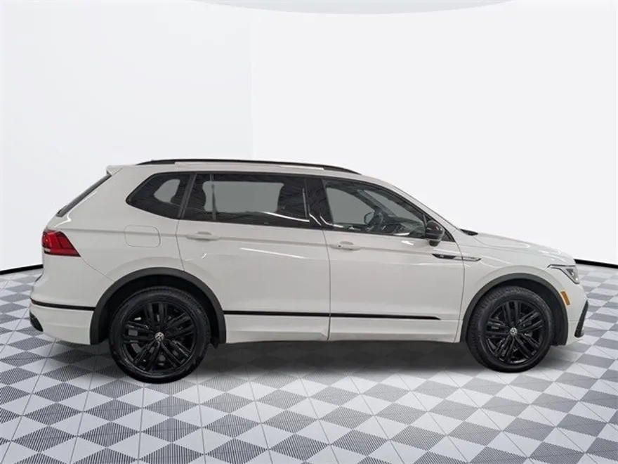 2022 Volkswagen Tiguan SE R-Line Black photo 1