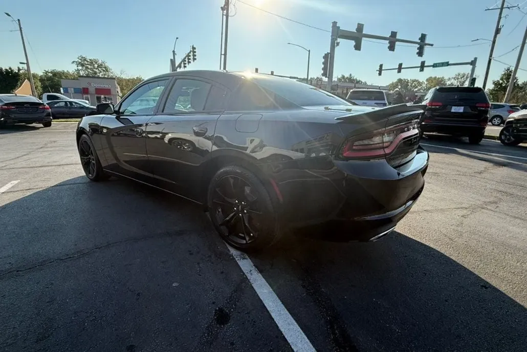 2017 Dodge Charger SE photo 1