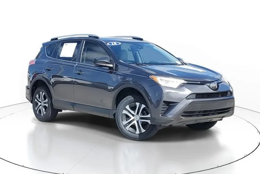2018 Toyota RAV4 LE photo 1