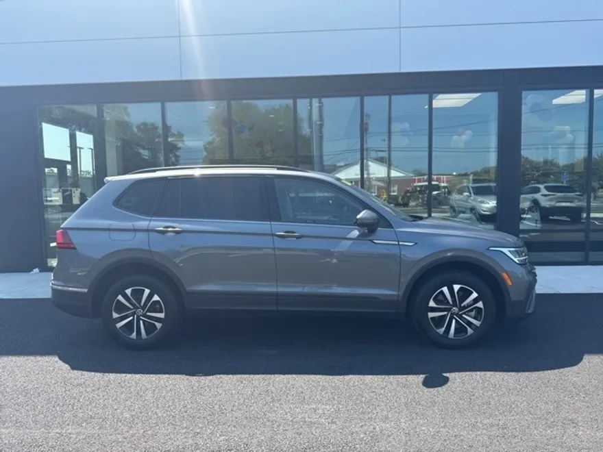 2023 Volkswagen Tiguan S photo 1