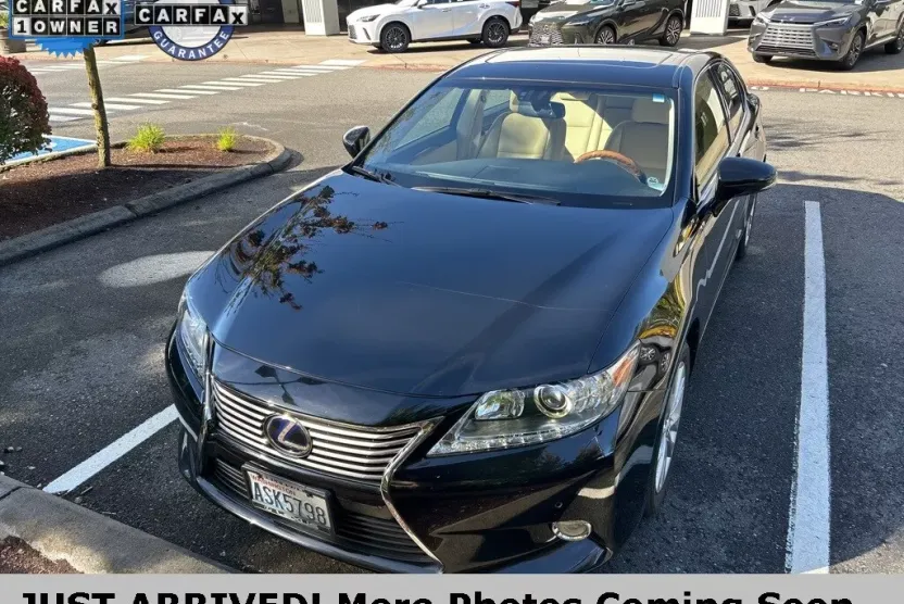 2015 Lexus ES 300h photo 1