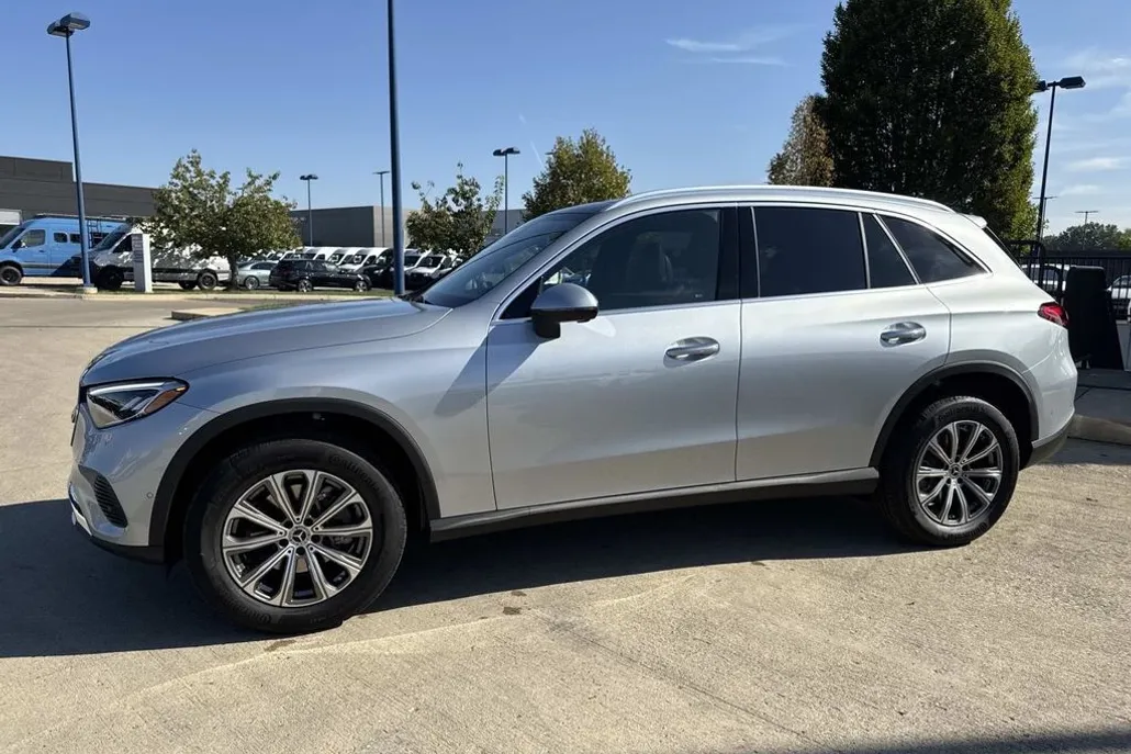 2026 Mercedes Benz GLC 300 4MATIC photo 1