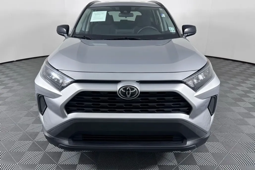 2021 Toyota RAV4 LE photo 1