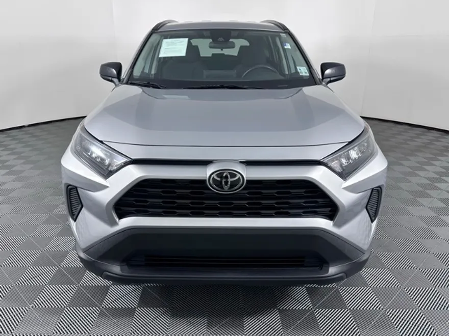 2021 Toyota RAV4 LE photo 1