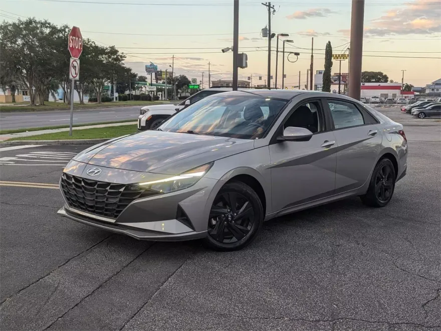 2023 Hyundai Elantra SEL photo 1
