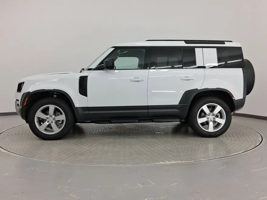 2025 Land Rover Defender 110 S photo 1