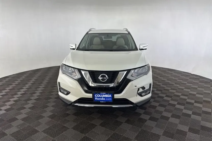 2017 Nissan Rogue SV photo 1