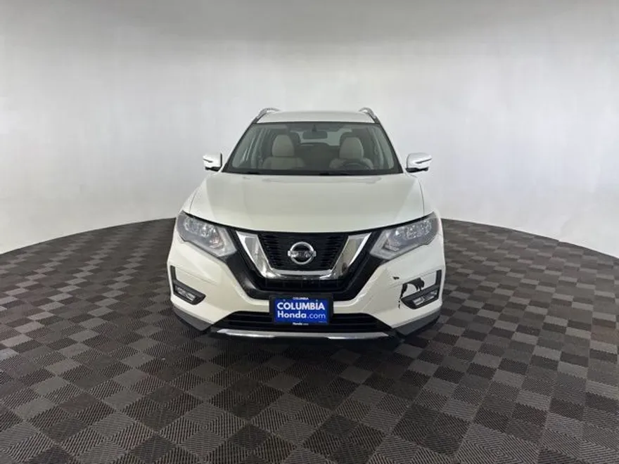 2017 Nissan Rogue SV photo 1