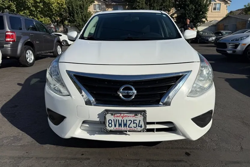 2019 Nissan Versa SV photo 1