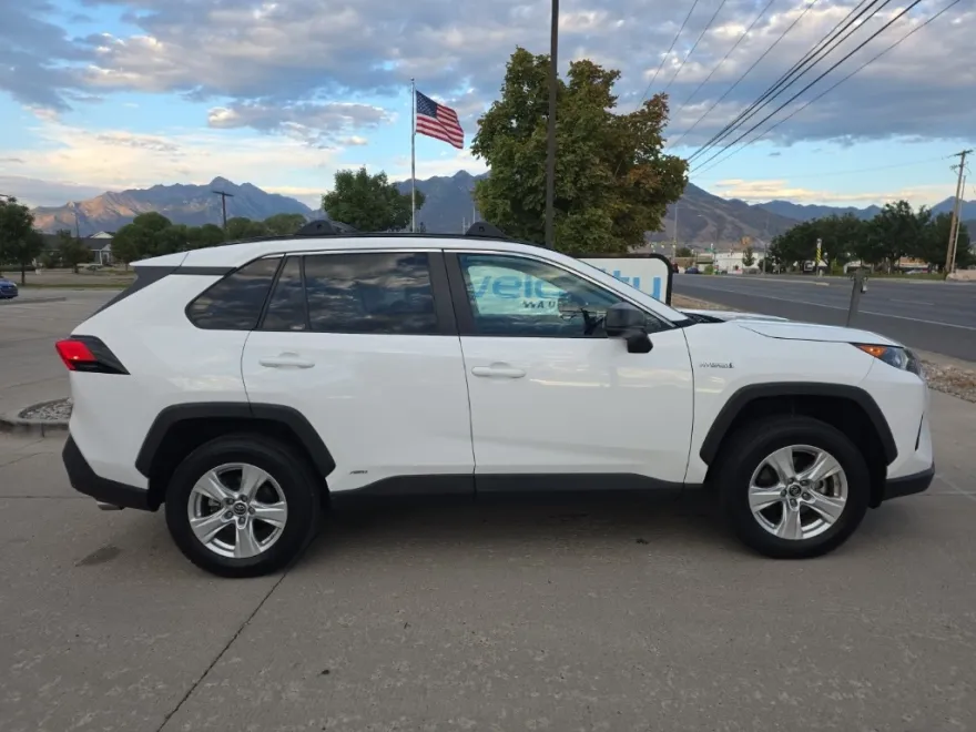 2020 Toyota RAV4 Hybrid LE photo 1