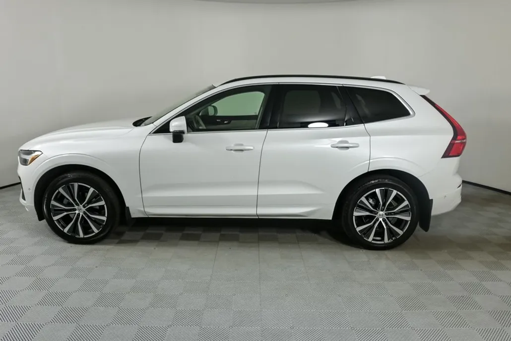 2022 Volvo XC60 B5 Momentum photo 1