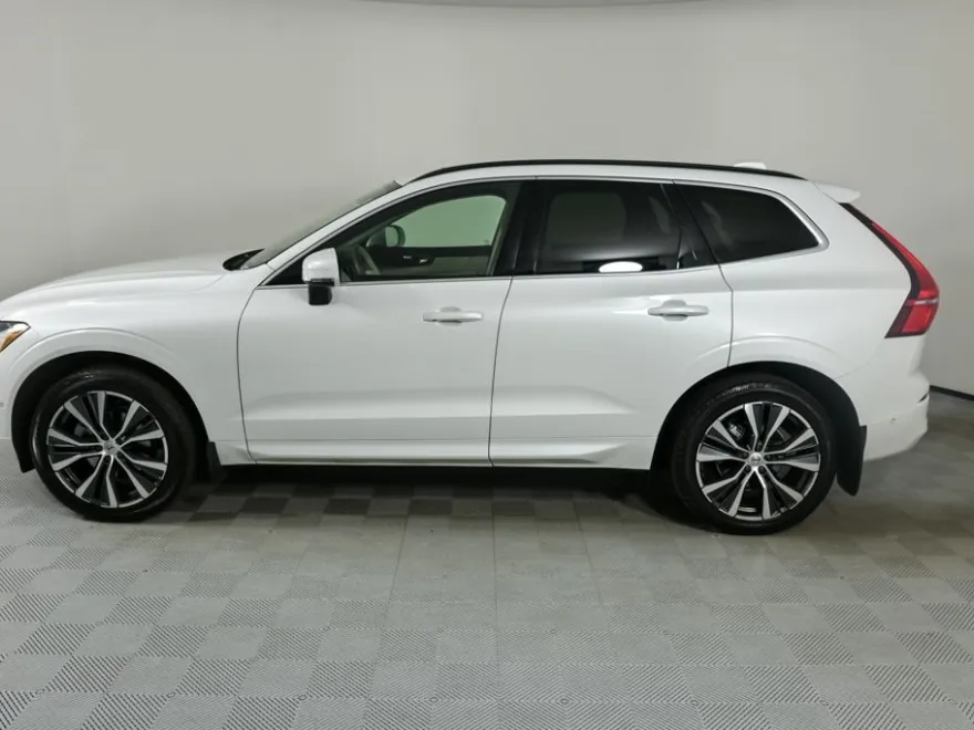 2022 Volvo XC60 B5 Momentum photo 1