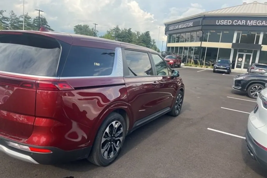 2024 Kia Carnival EX photo 1