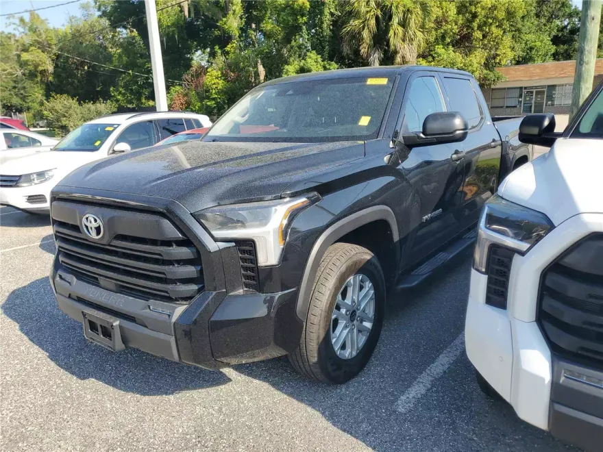 2022 Toyota Tundra SR5 CrewMax photo 1