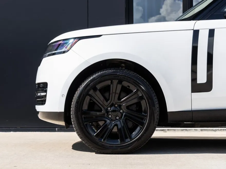 2023 Land Rover Range Rover SE photo 11