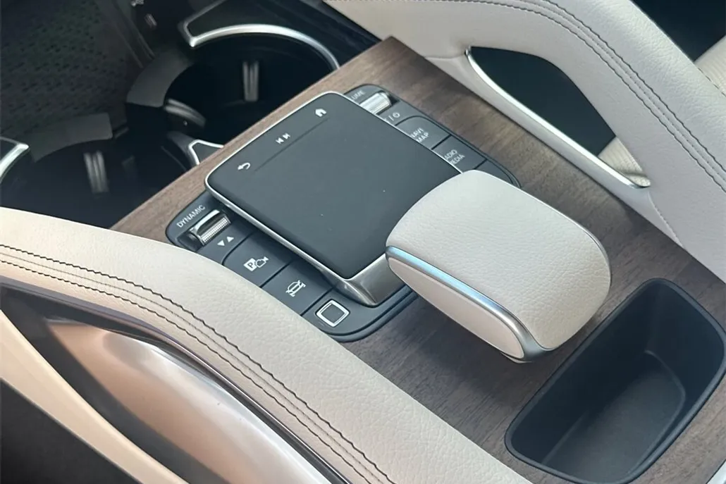 2025 Mercedes Benz GLE 450 4MATIC photo 1