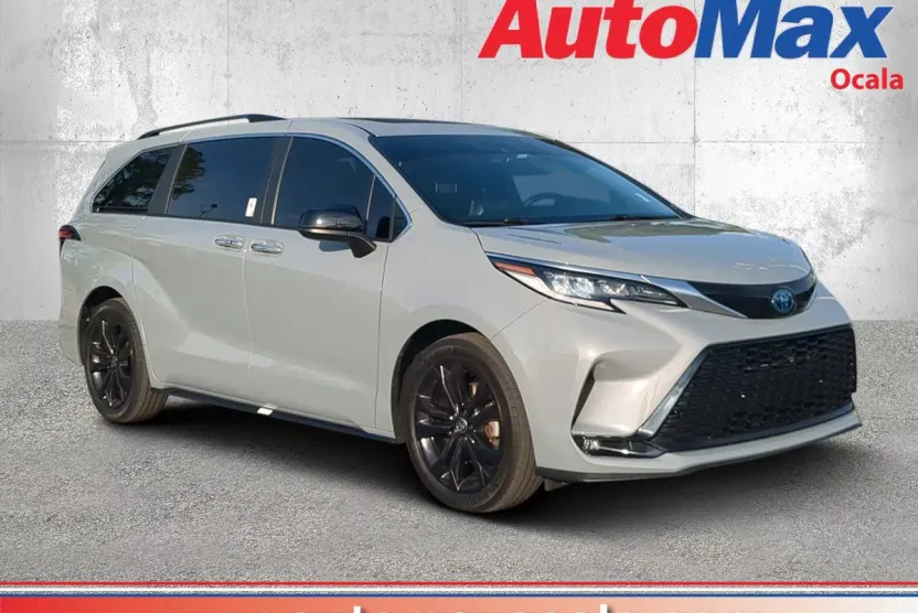 2023 Toyota Sienna XSE photo 1