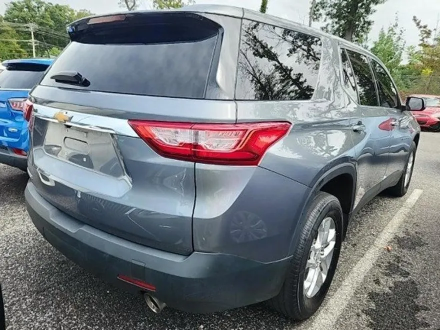 2021 Chevrolet Traverse LS photo 1