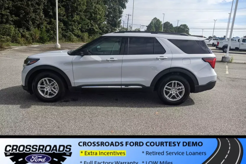 2025 Ford Explorer photo 1