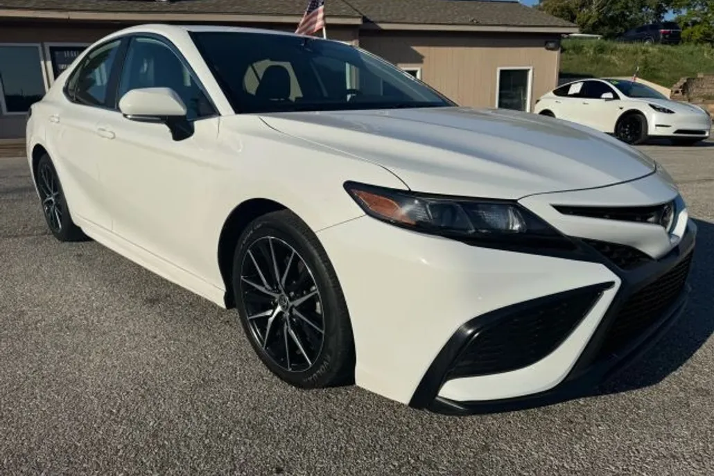 2022 Toyota Camry SE photo 1