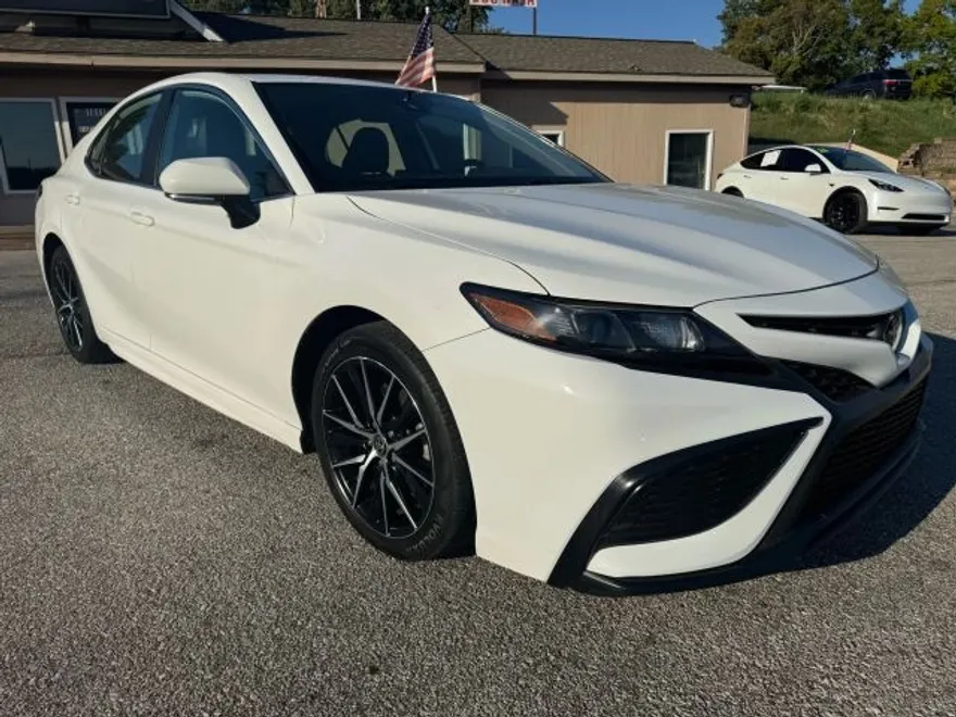 2022 Toyota Camry SE photo 1