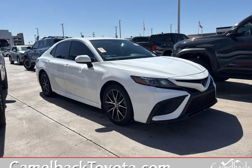 2021 Toyota Camry SE photo 1